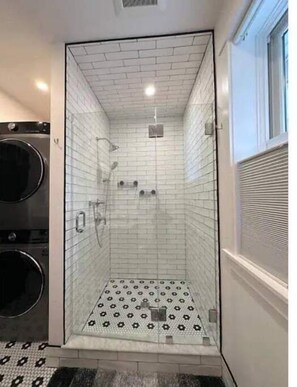 Ducha, secador de pelo, toallas y jabón