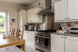 Kühlschrank, Mikrowelle, Ofen, Geschirrspüler