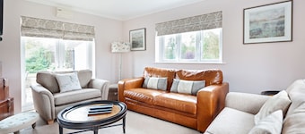 Amber Lodge - 3 bedroom bungalow with hot tub