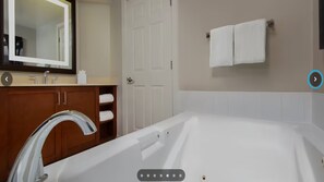 Een bubbelbad, een haardroger, handdoeken, zeep