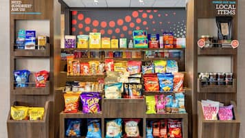 Een hapjesrek met verschillende merken en soorten snacks.