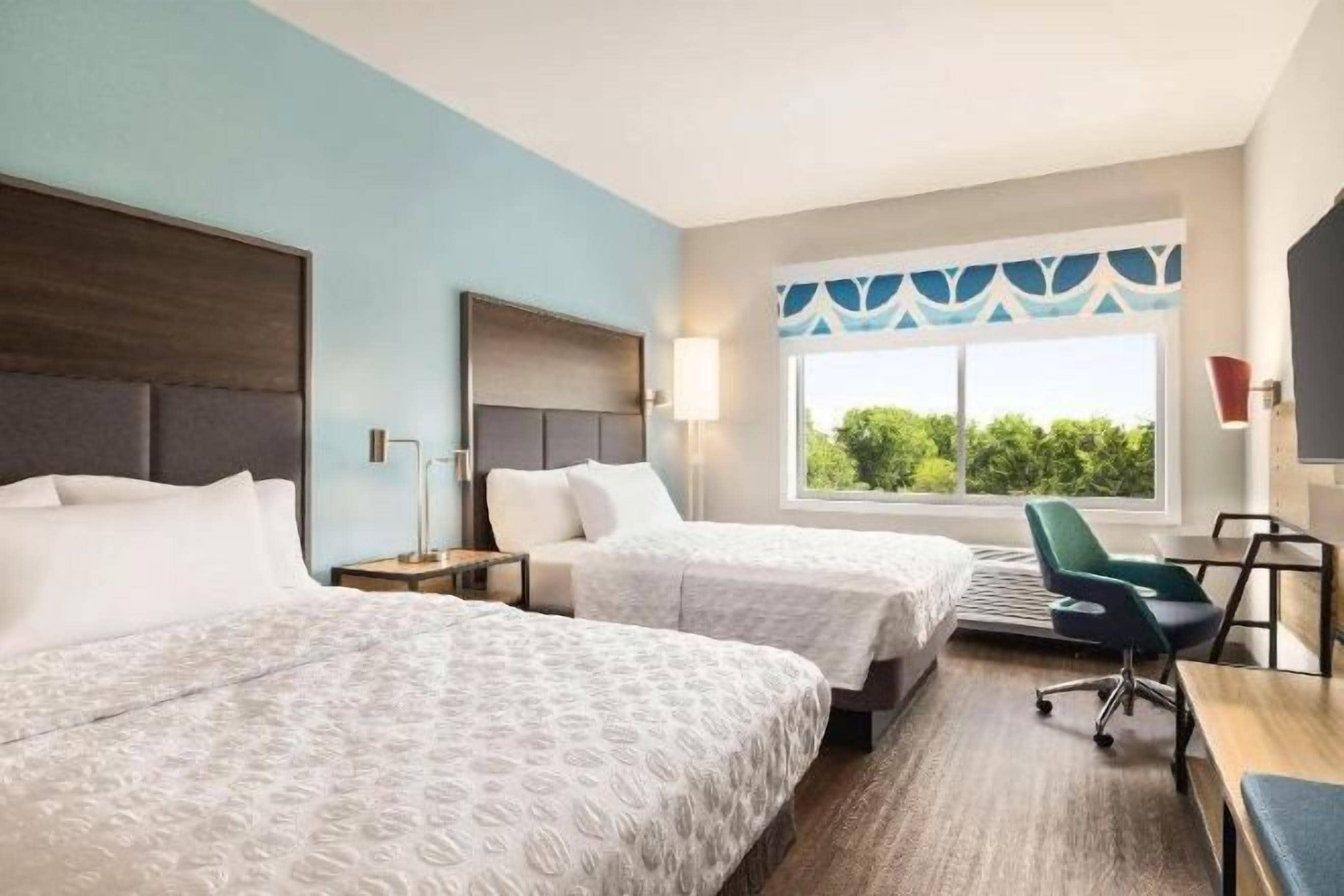 Rideaux occultants, fer et planche à repasser, lit parapluie