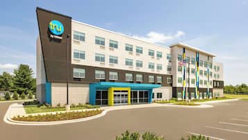 Experience the comfort of a modern hotel with a flat roof and spacious windows.
