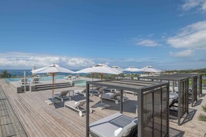 室內泳池、季節性室外泳池;小屋 (收費)、躺椅