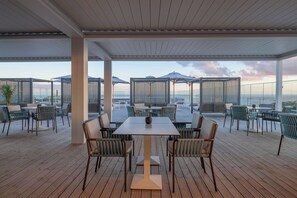 2 bars/lounges, rooftop bar - Doubletree By Hilton Lagoa Azores (Lagoa)