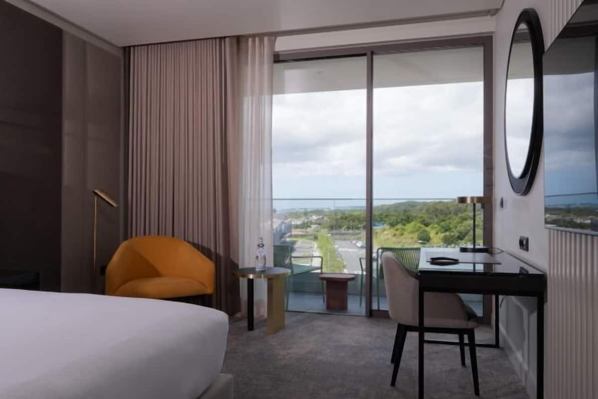 Ropa de cama hipoalergénica, minibar y escritorio