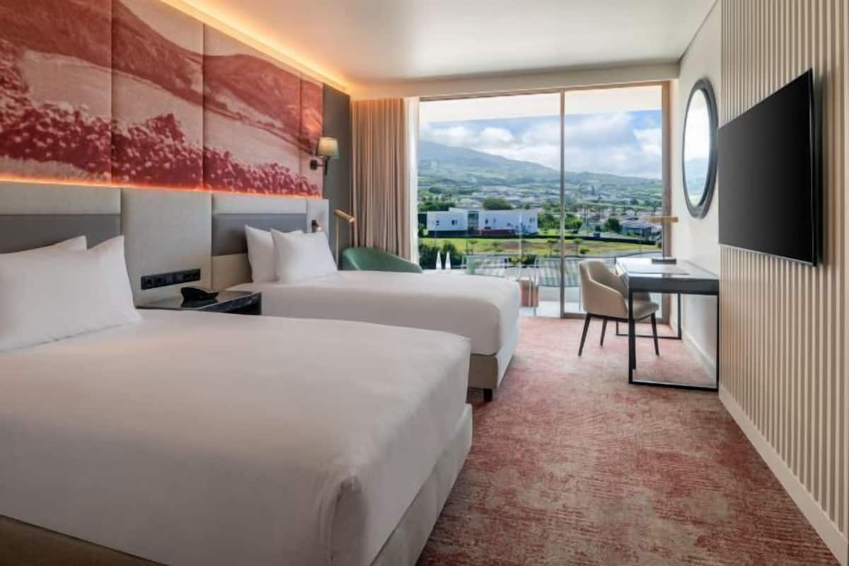 Ropa de cama hipoalergénica, minibar y escritorio