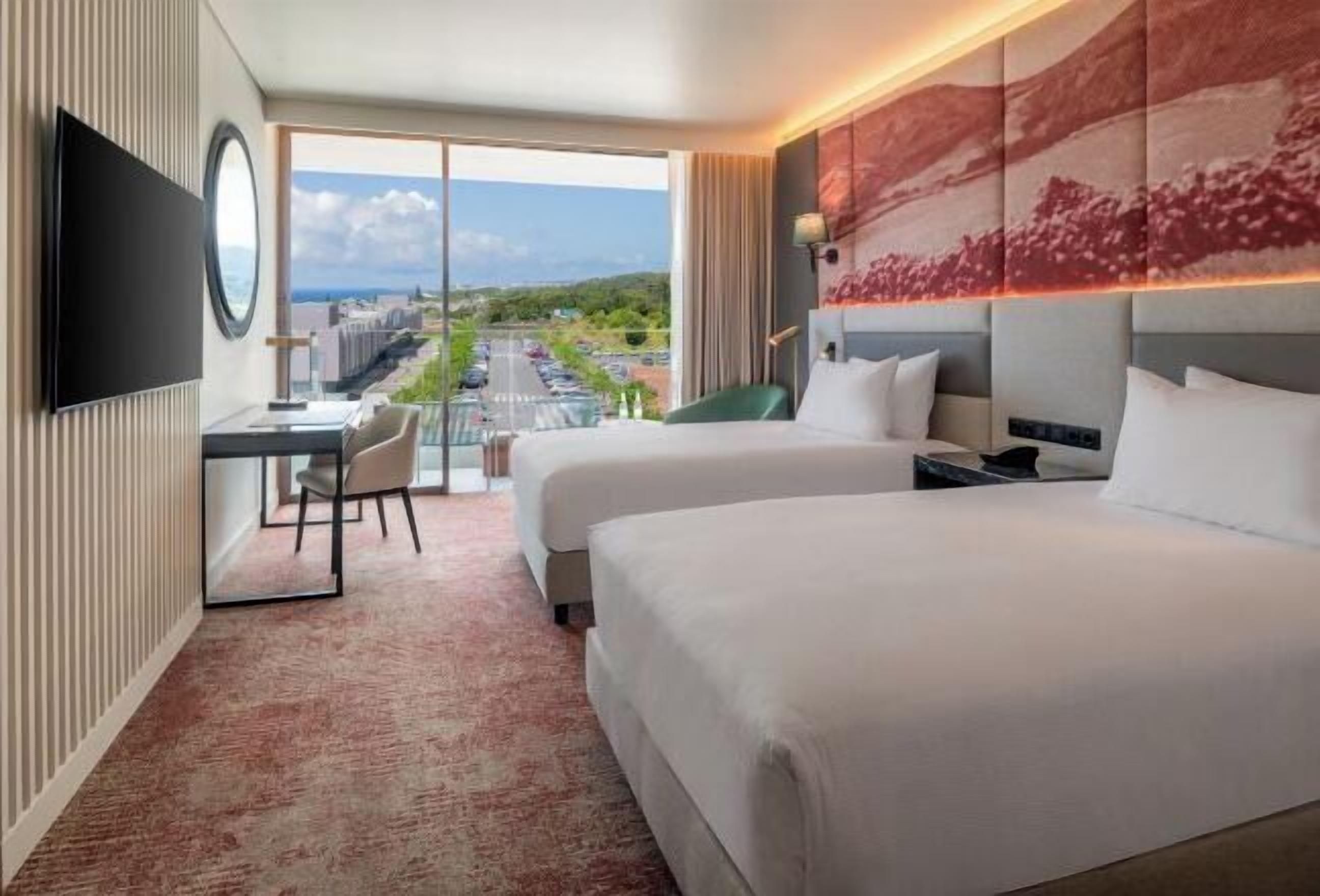 Hypo-allergenic bedding, minibar, desk, laptop workspace