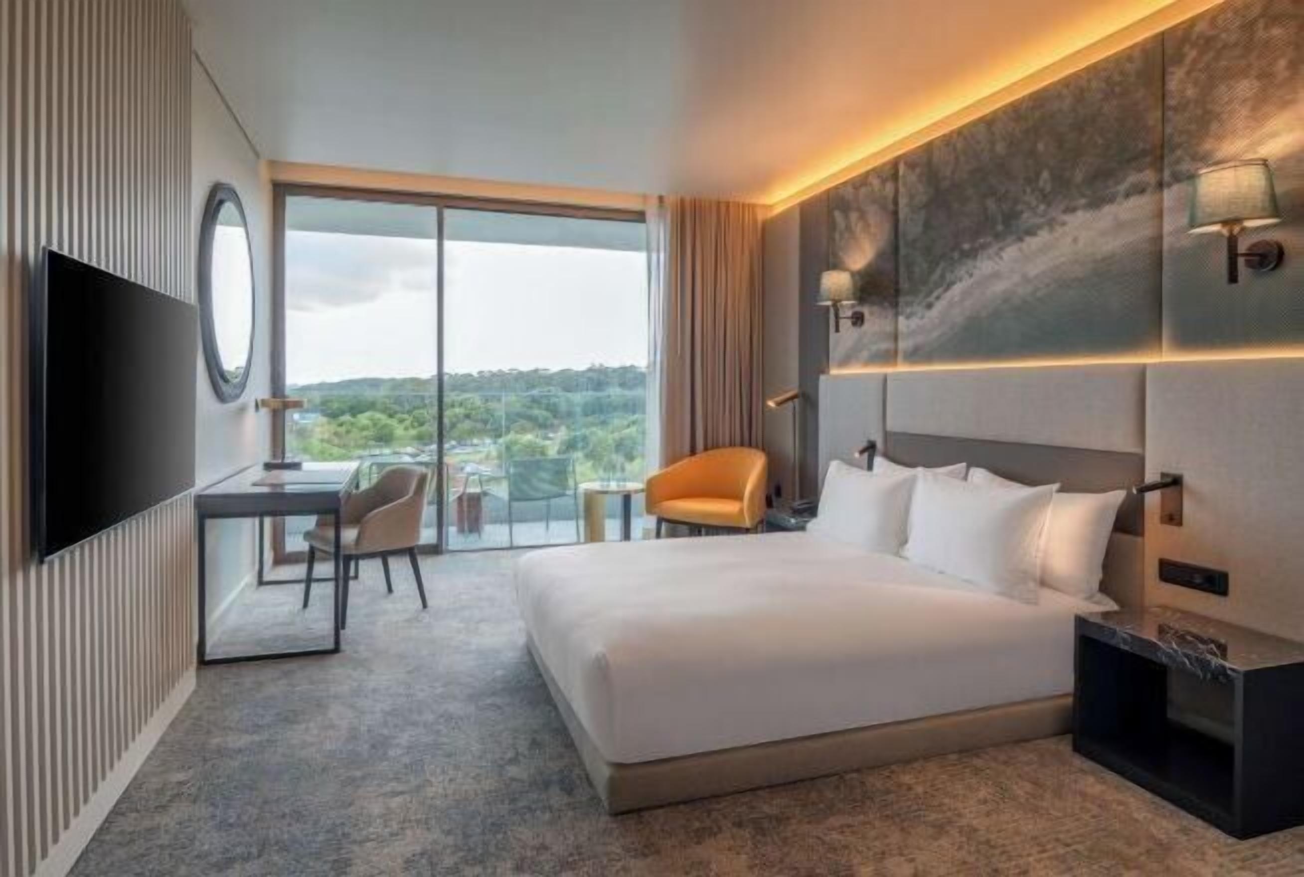 Hypo-allergenic bedding, minibar, desk, laptop workspace