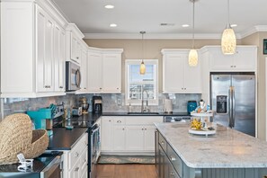 Køleskab, mikrobølgeovn, kaffe-/temaskine