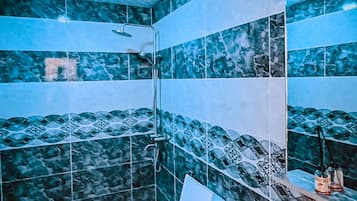 Kahden hengen huone | Kylpyhuone | Ilmaiset hygieniatuotteet, hiustenkuivaaja, kylpytakit, tohvelit