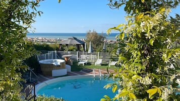 Suite Deluxe, 1 habitación, para no fumadores, vista al mar | 2 habitaciones, ropa de cama de alta calidad y camas con efecto memoria