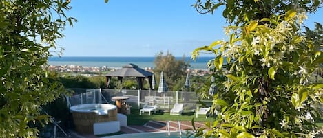 Deluxe suite, 1 slaapkamer, niet-roken, uitzicht op zee | 2 slaapkamers, luxe beddengoed, bedden met traagschuimmatras