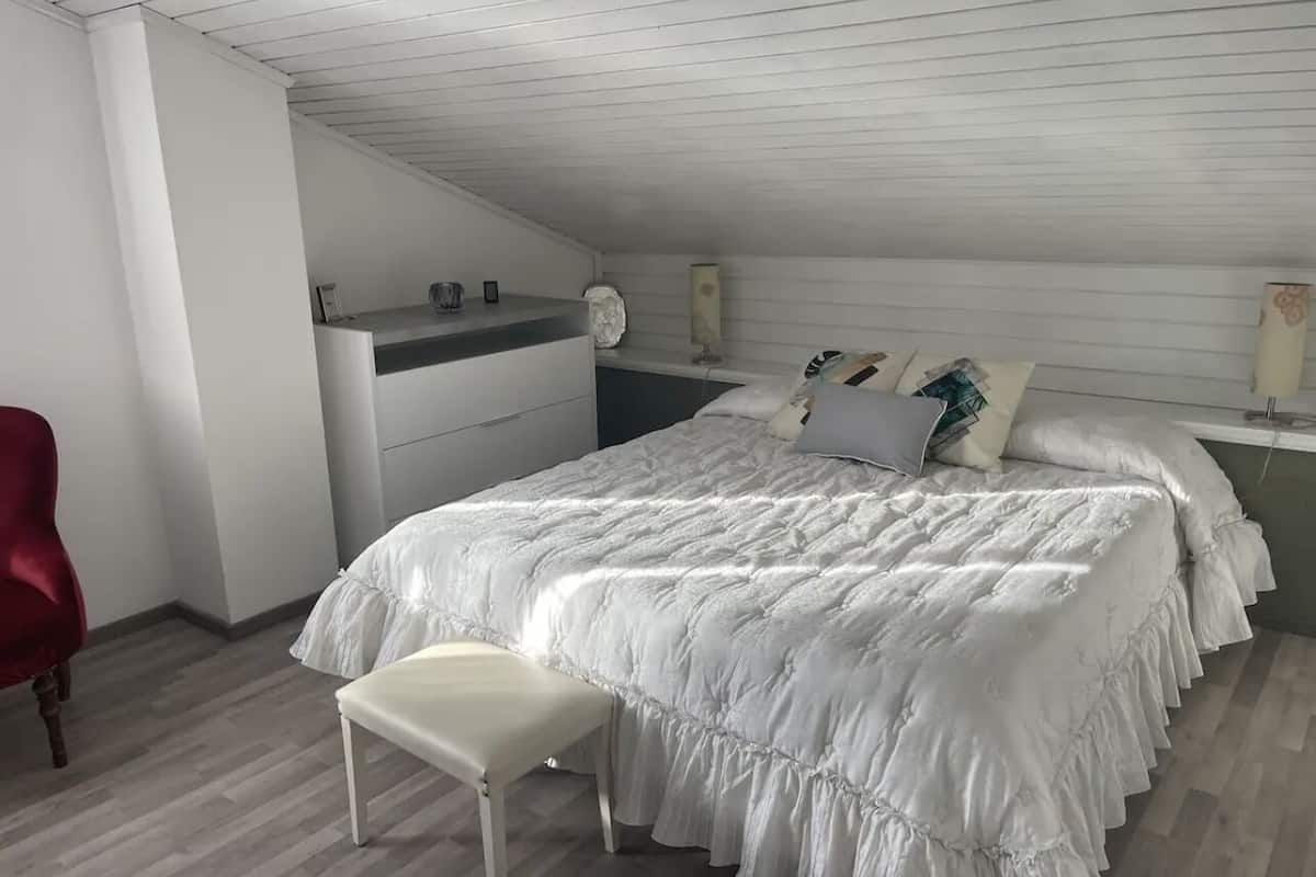 Loft classique, 2 chambres, vue sur la mer | Literie de qualité, lit avec matelas en mousse à mémoire, décor unique