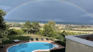 Una piscina al aire libre de temporada (de 08:00 a 20:00), sombrillas
