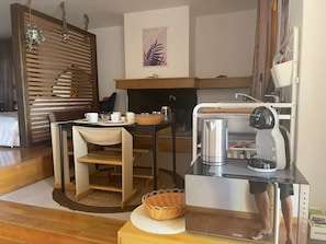 Deluxe Studio Suite, Sea View | Living area