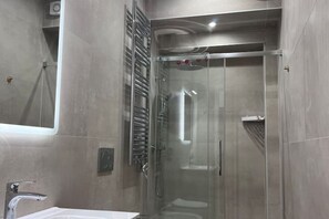 Dusche, Haartrockner, Bidet, Handtücher
