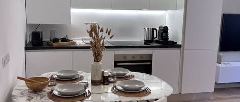 Réfrigérateur, micro-ondes, four, plaque de cuisson