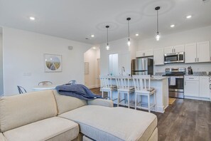 Smart TV, ping pong, books - Central location - Dog Friendly w/ YARD! #3 (Hanahan)