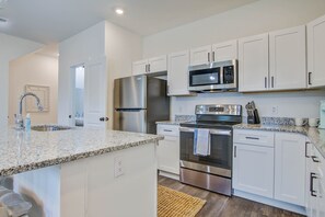 Fridge, microwave, oven, stovetop - Central location - Dog Friendly w/ YARD! #3 (Hanahan)