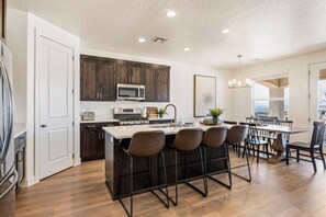 Fridge, microwave, oven, stovetop - Saguibo · 2 Master Suites w/Patio Hot Tub (Washington)