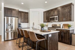 Fridge, microwave, oven, stovetop - Saguibo · 2 Master Suites w/Patio Hot Tub (Washington)