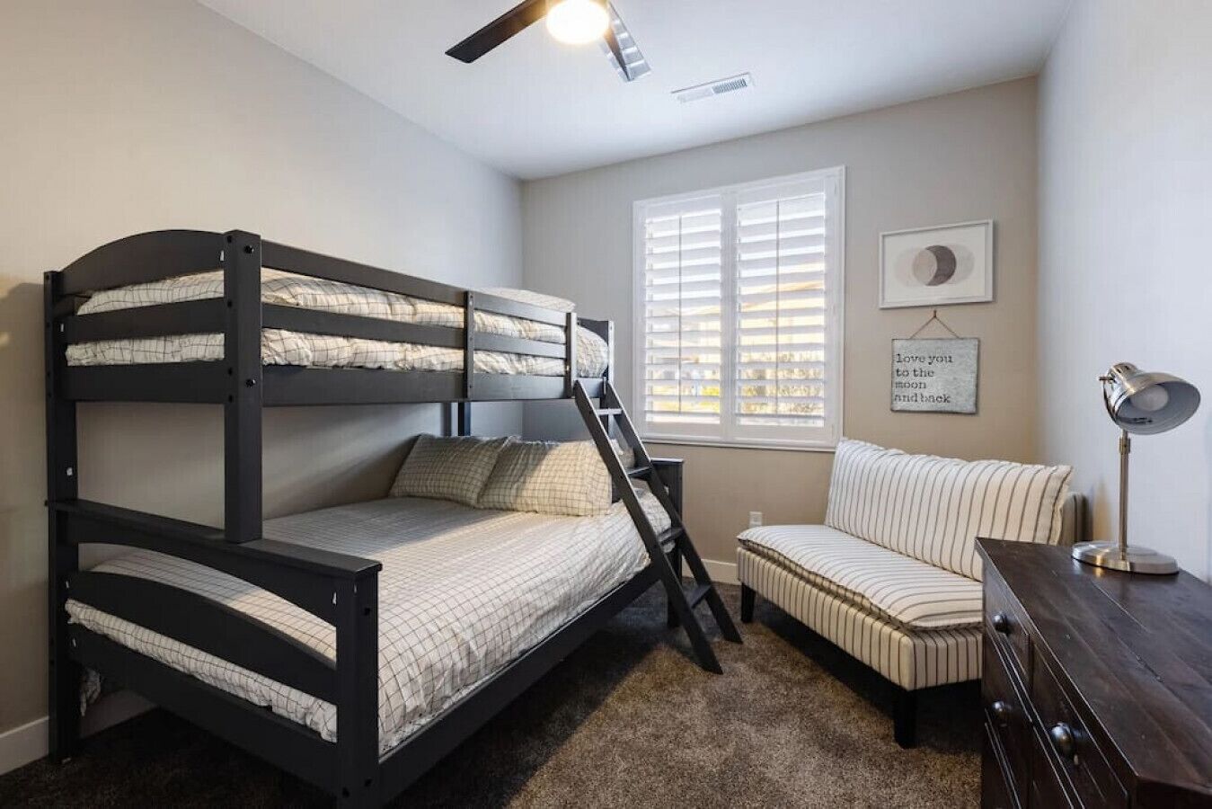 3 soverom, strykejern/-brett, reiseseng for barn og wi-fi