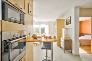 Kühlschrank, Mikrowelle, Ofen, Geschirrspüler