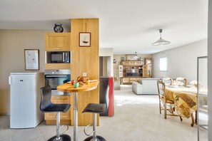 Dining - Pointe de la Torche 5km- House for 4- Surfers (Plomeur)