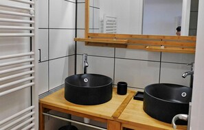 Douche, sèche-cheveux