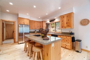 冷蔵庫、電子レンジ、オーブン、コンロ