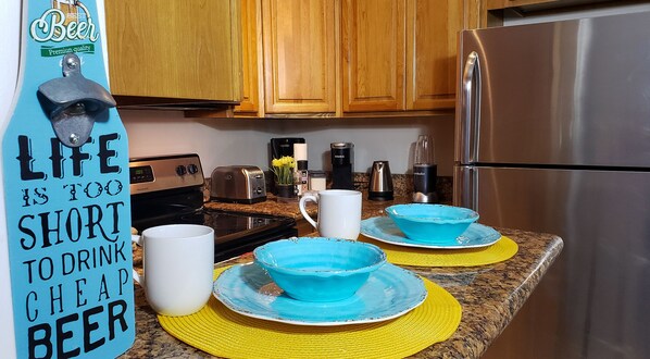 ثلاجة، ميكروويف، فرن، موقد طهي مسطح