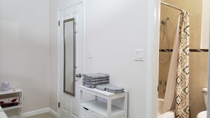 مجففات شعر، مناشف، ورق حمّام