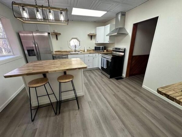 Een koelkast, een magnetron, een oven, een kookplaat