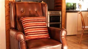 Comfort Cabin | Living area | 32-inch LED TV with digital channels