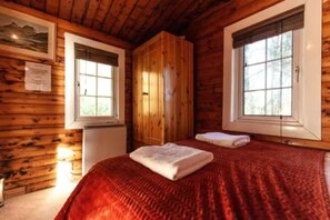 Comfort Cabin | 2 bedrooms, iron/ironing board, free WiFi, bed sheets