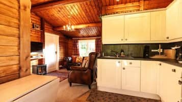 Comfort Cabin | Private kitchen | Full-sized fridge, microwave, oven, stovetop