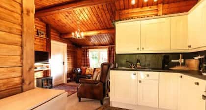 Cozy Mountain 2 Bed Log Cabin