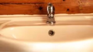 Comfort huisje | Badkamer | Een douche, een regendouche, handdoeken, toiletpapier