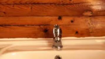 Comfort Cabin | Bathroom | Shower, rainfall showerhead, towels, toilet paper