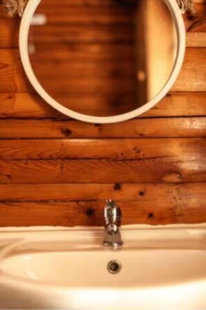 Comfort Cabin | Bathroom | Shower, rainfall showerhead, towels, toilet paper