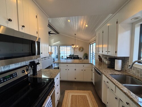 Amazing LAKEFRONT Main Lake 5BR/3.5BA House. Quiet Cove, Close to Everything.