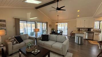 Smart-TV, Kamin, DVD-Player, Tischtennisplatte