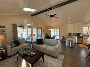 Smart TV, fireplace, DVD player, ping pong - Amazing LAKEFRONT Main Lake 5BR/3.5BA House. Quiet Cove, Close to Everything. (Littleton)