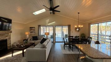 Een smart-tv, een open haard, een dvd-speler en een tafeltennistafel