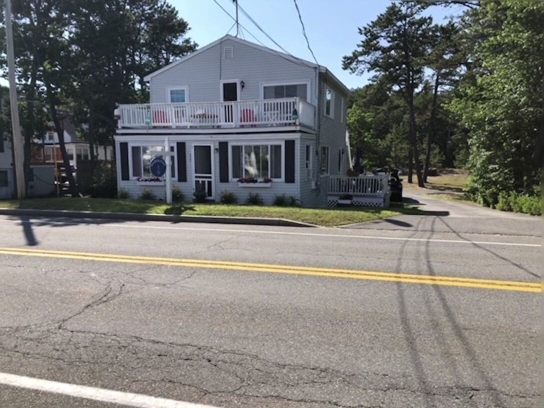 Family friendly place one block away from the beach!