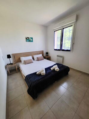 2 soverom, strykejern/-brett og sengetøy