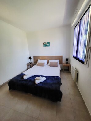 2 quartos, ferros/tábuas de passar roupa, roupa de cama