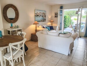 Living area - Beautiful two-bedroom house near the water, with ammarage (Cogolin)