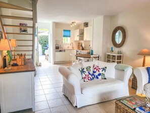 Living area - Beautiful two-bedroom house near the water, with ammarage (Cogolin)